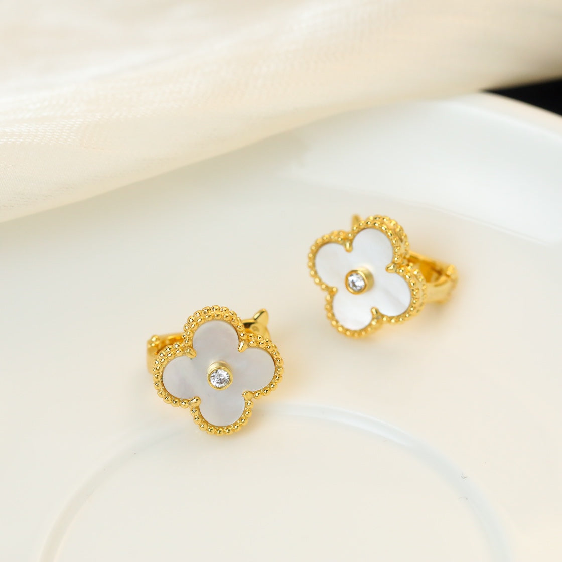 Onyx Clover Lustre Studs